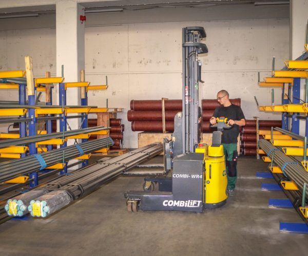 Combilift – COMBI WR4 – Multi-direction walkie reach stacker - Pipe
