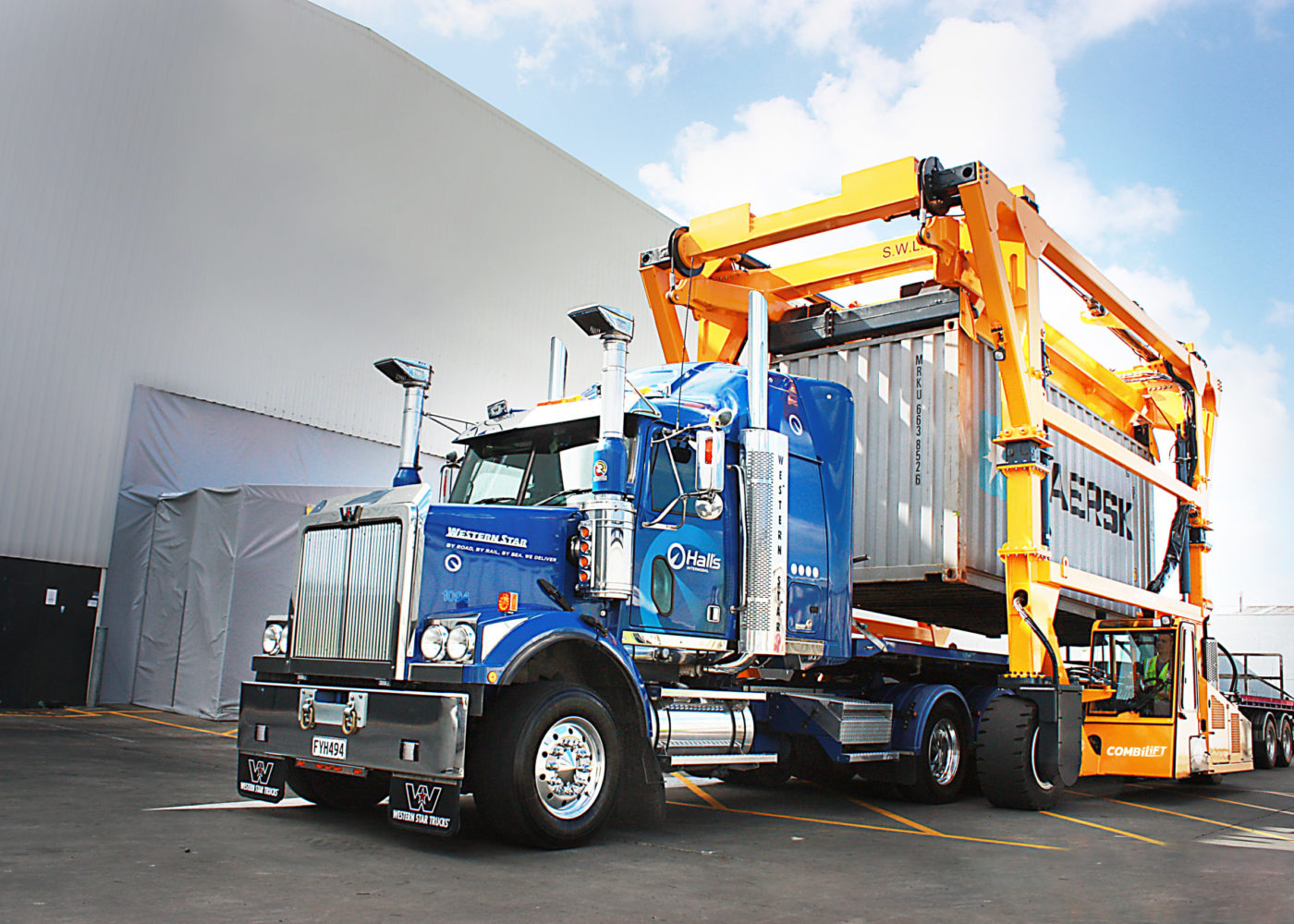 Combilift – COMBI-SC – Straddle Carrier - Handling Containers - Loading Truck