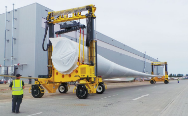 Straddle Carrier (Combi-MG) Combilift Straddle Carrier transporting wind turbine blade