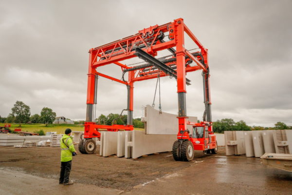 STraddle Carrier - Lifting a concrete Slab