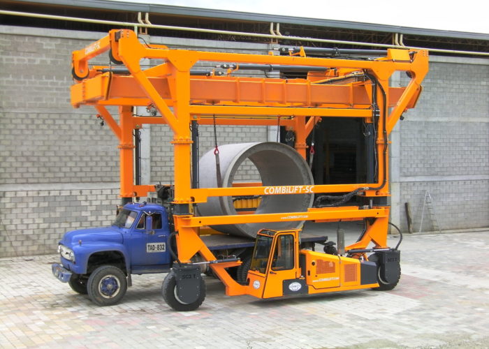 Straddle Carrier lifting Concrete