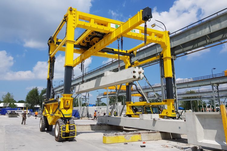Straddle Carrier - lifting a concrete beam
